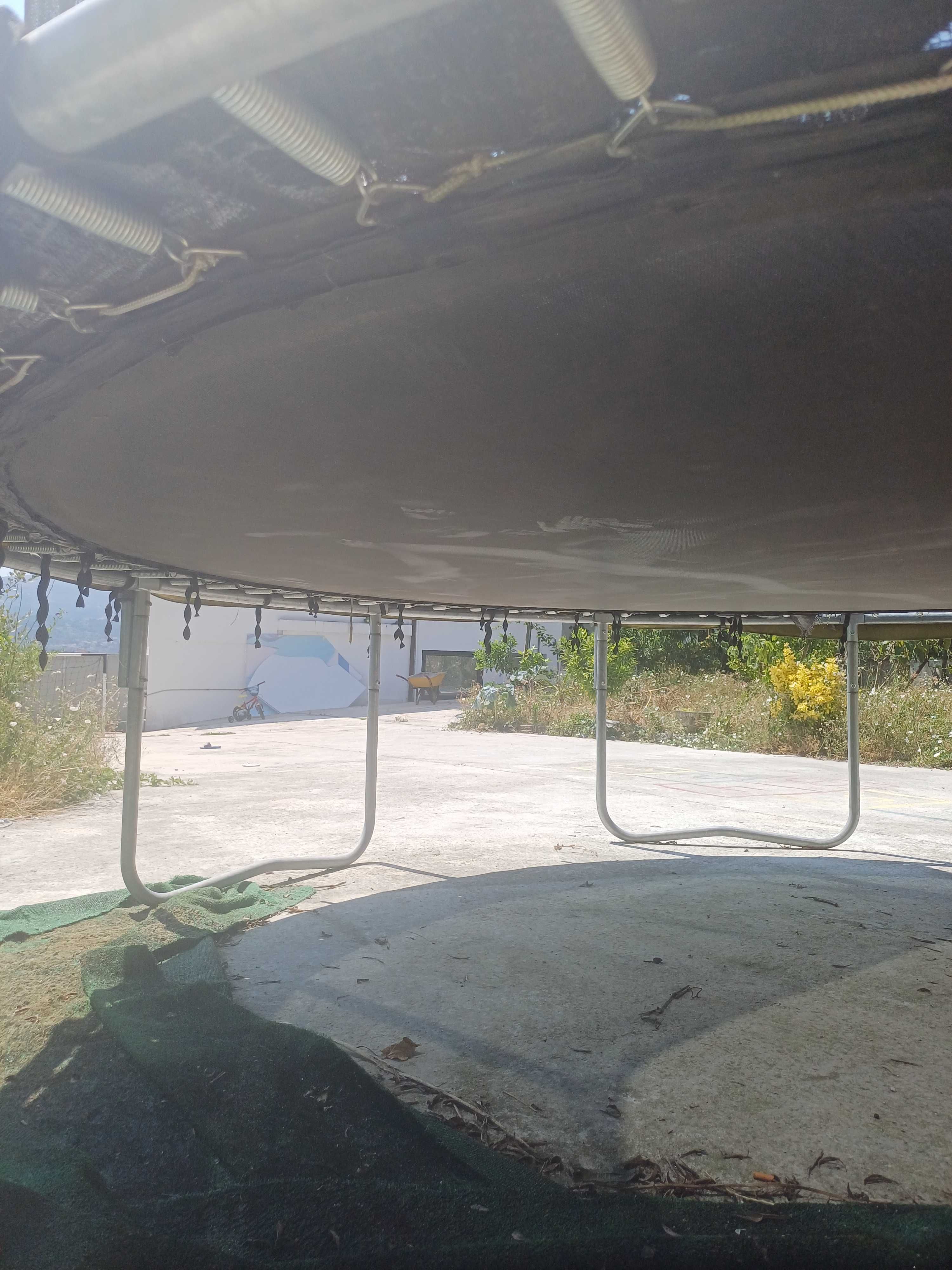 Trampolim grande em bom estado