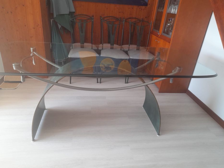 Mesa de jantar em vidro com cadeiras