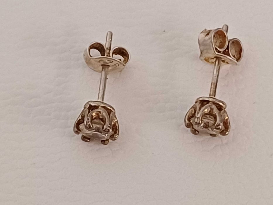 Srebrne  kolczyki  z cyrkoniami.