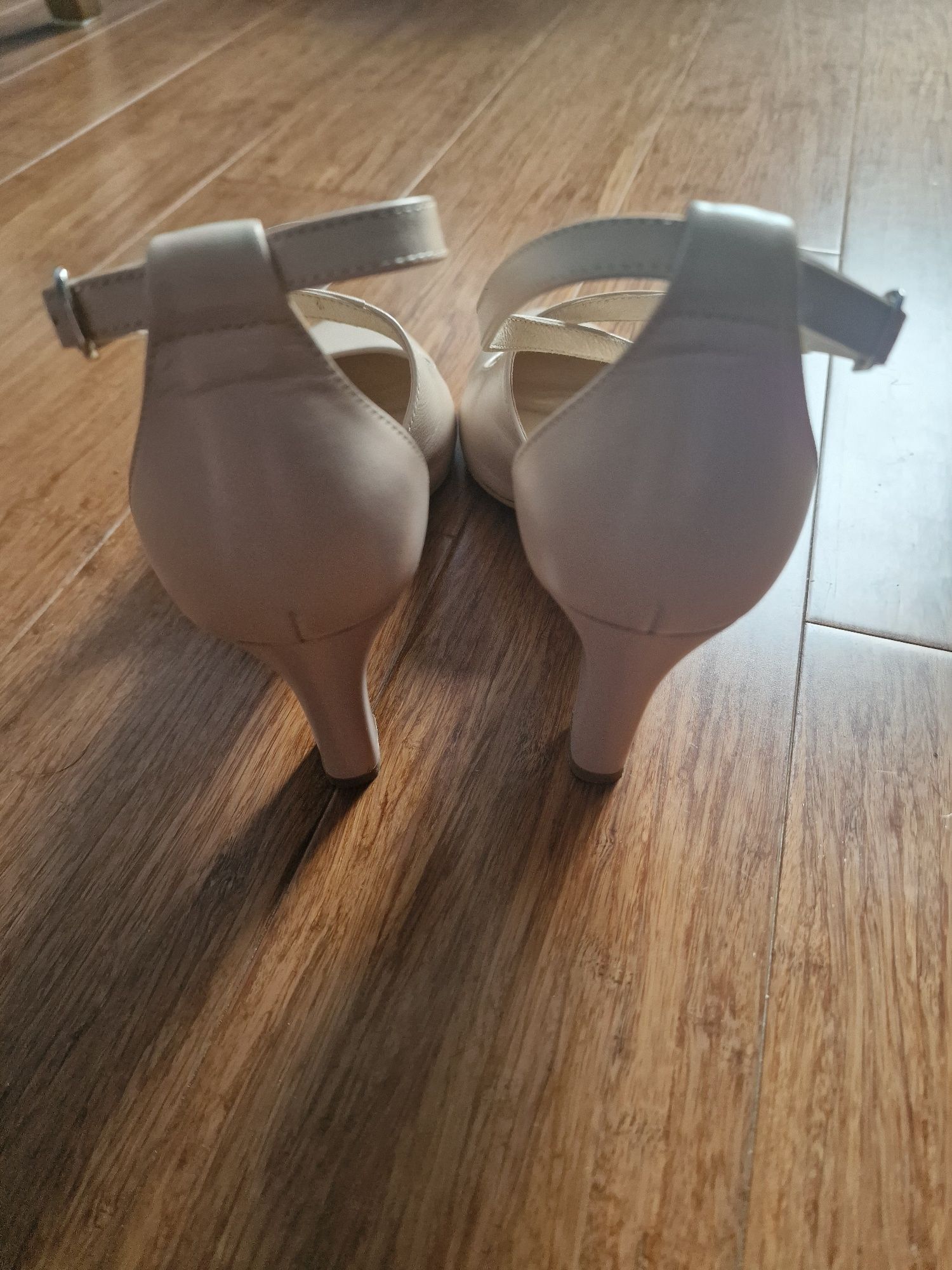 Eleganckie buty do tańca beżowe perłowe Kotyl