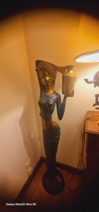 Estátua feminina em latão