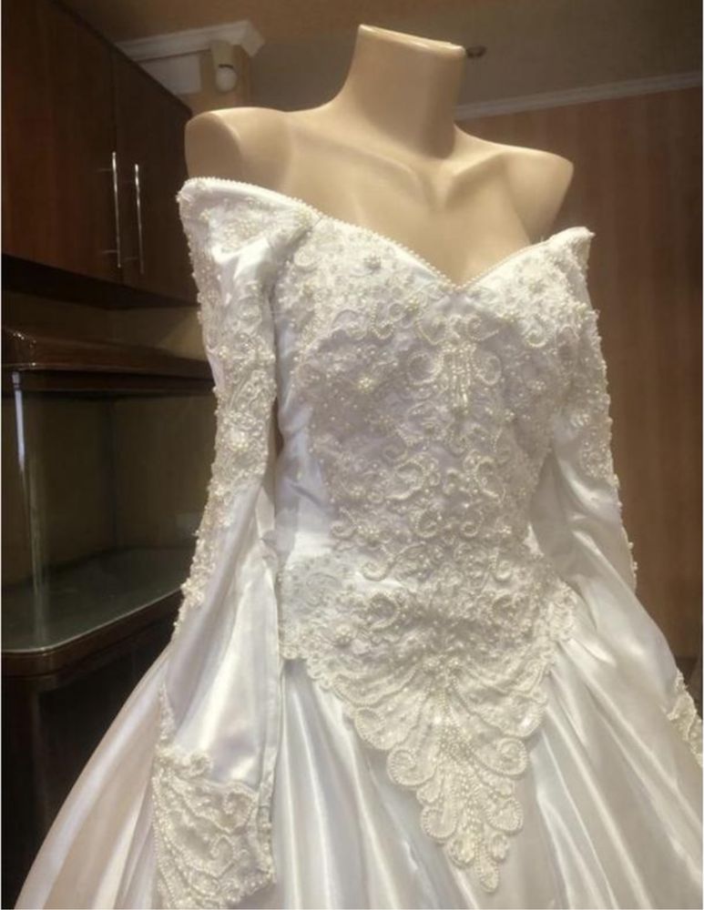 Сукня весільна вінтажна атласна казкова бальна