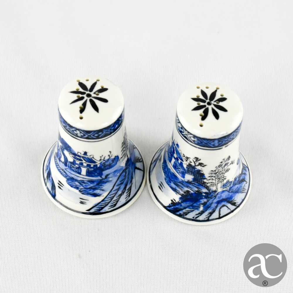 Par de pimenteiros em porcelana da China, decoração Cantão, circa 1970