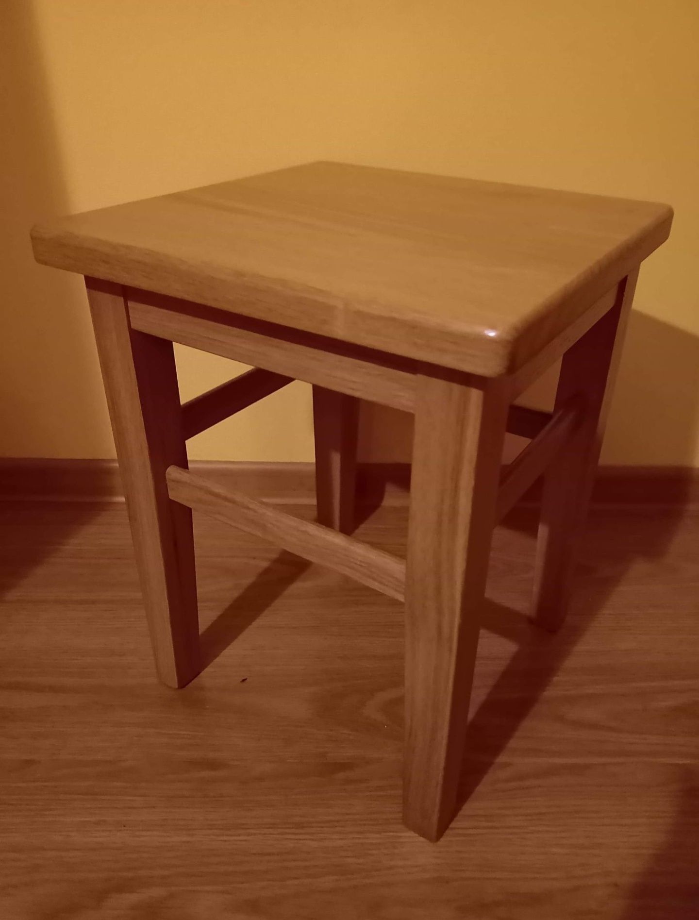 Dębowe taborety, masywne