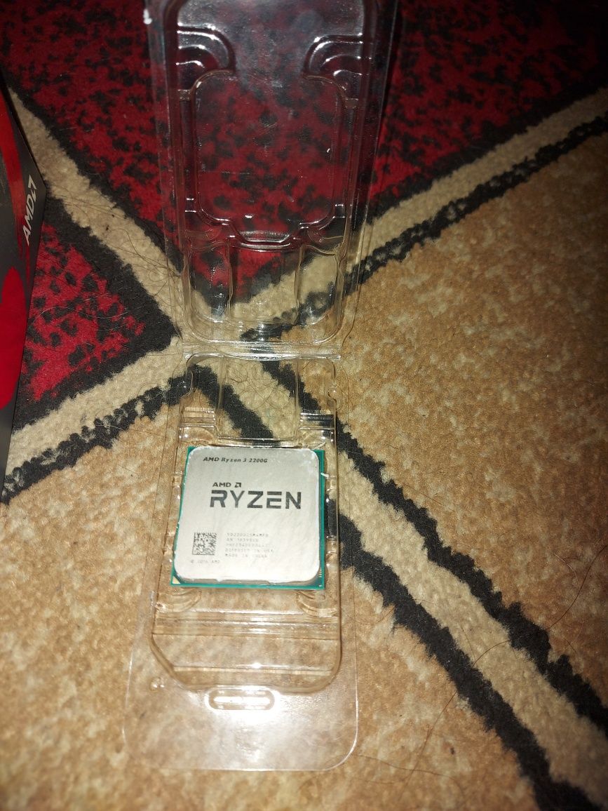 Процессор со встр. графикой Ryzen 3 2200G (без кулера, AM4)