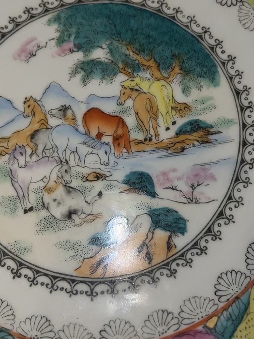 Talerz chiński pejzaż konie sygnowany qianlong ze złoceniami l193