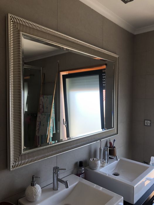 Vários móveis, espelhos, sofá