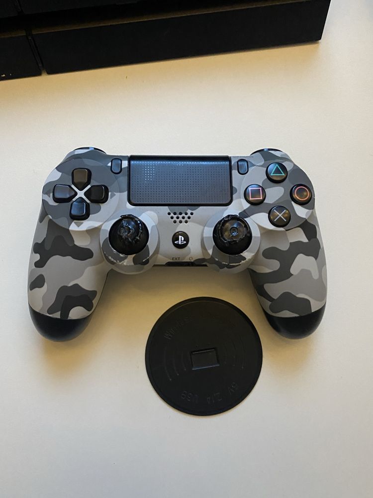 Witam mam do sprzedania  Playstation 4 z 2 padami i 15 grami
