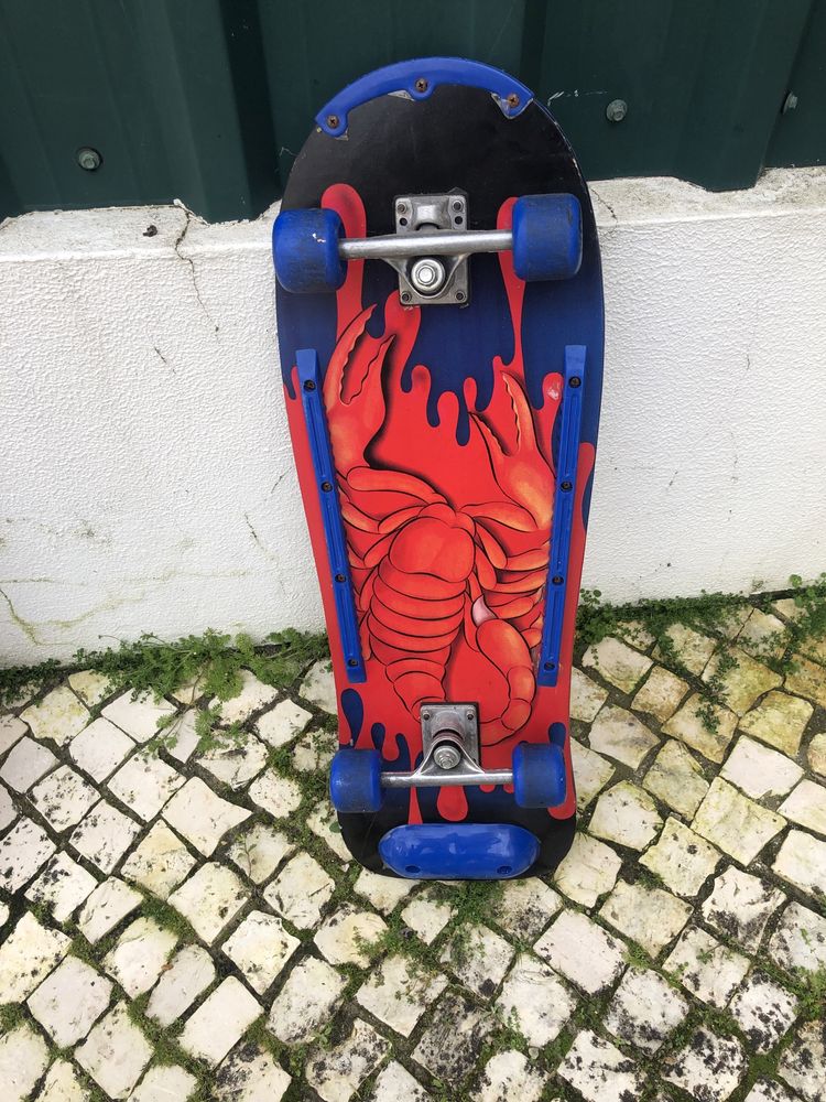 Skates. São dois. 25 euros Um deles do homem arranha