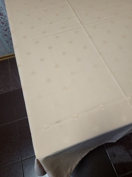 Скатертина з вишивкою 140×160 см