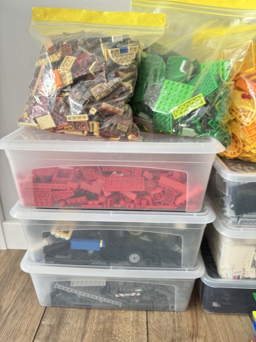 Klocki lego różne, posegregowane
