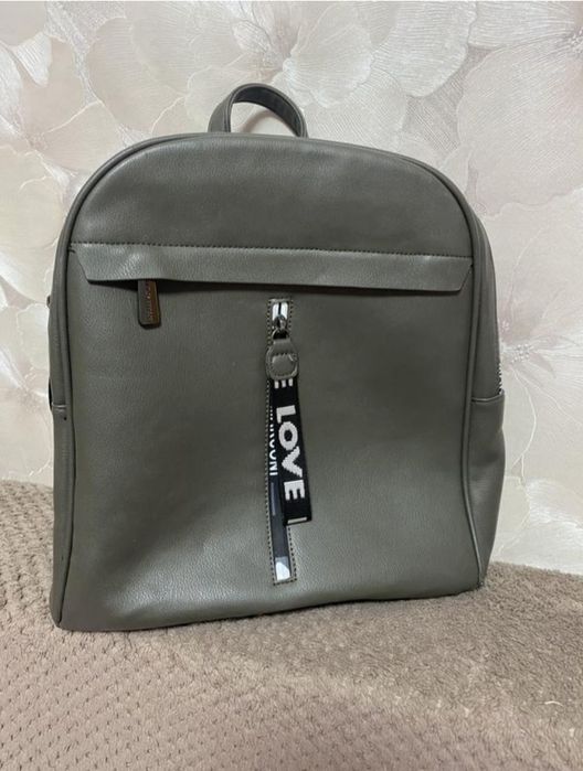 Практичний , вмісткий рюкзачок