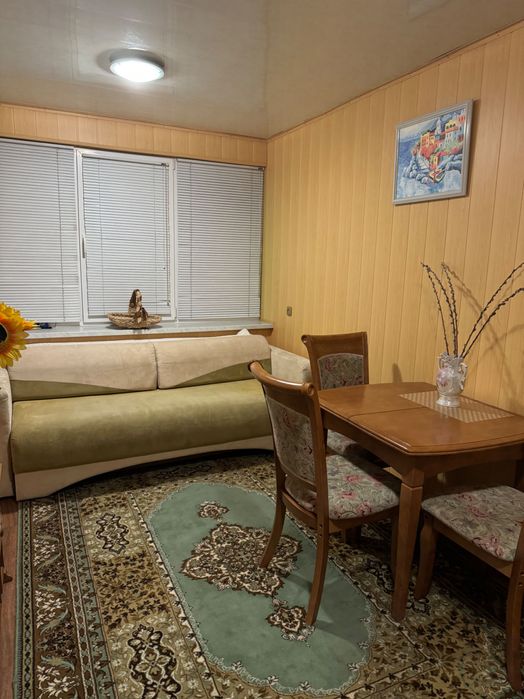 Продается раскладной деревянный стол со стульями