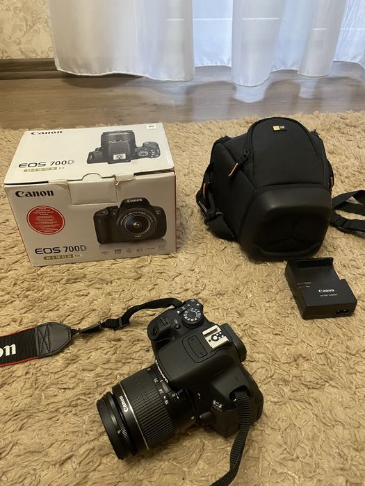 Фотоапарат Canon EOS 700D