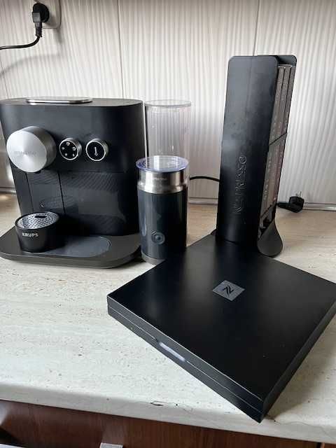 ekspres do kawy ciśnieniowy Krups  Nespresso Expert   z zapasem kawy