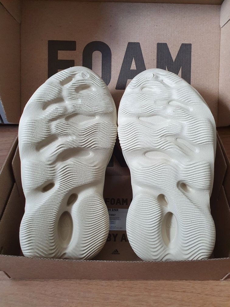 Adidas yeezy Foam RNNR Sand 37