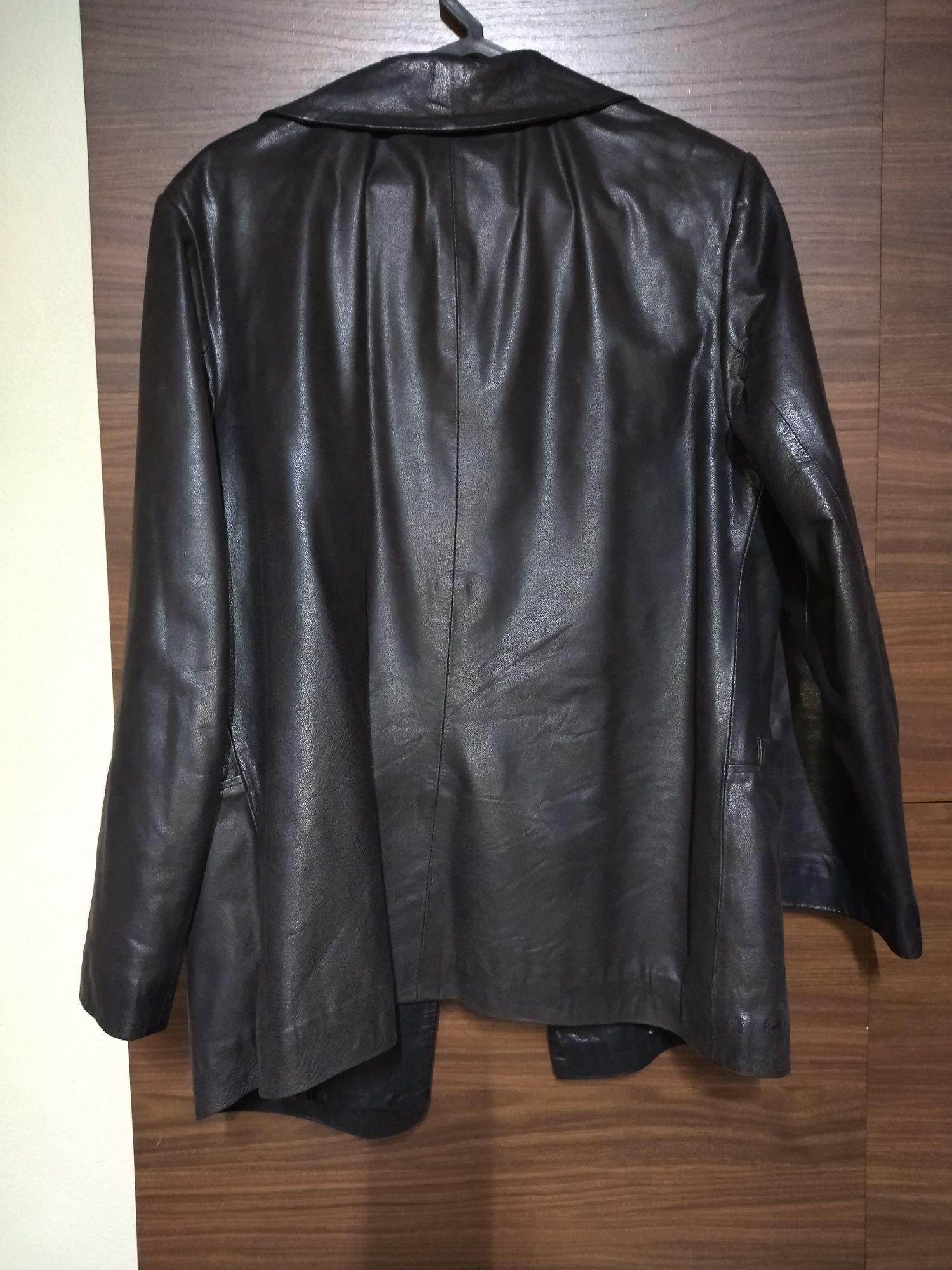 Casaco de couro preto de mulher