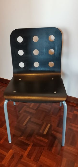 Cadeira e banco pretos