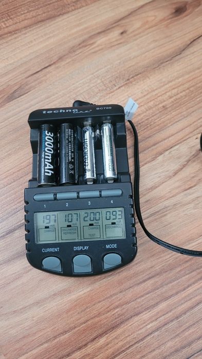 Зарядний пристрій Techno line BC 700