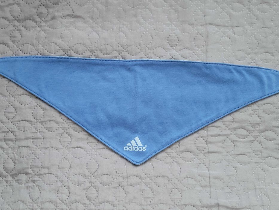 Chusteczka apaszka Adidas niebieski trójkąt