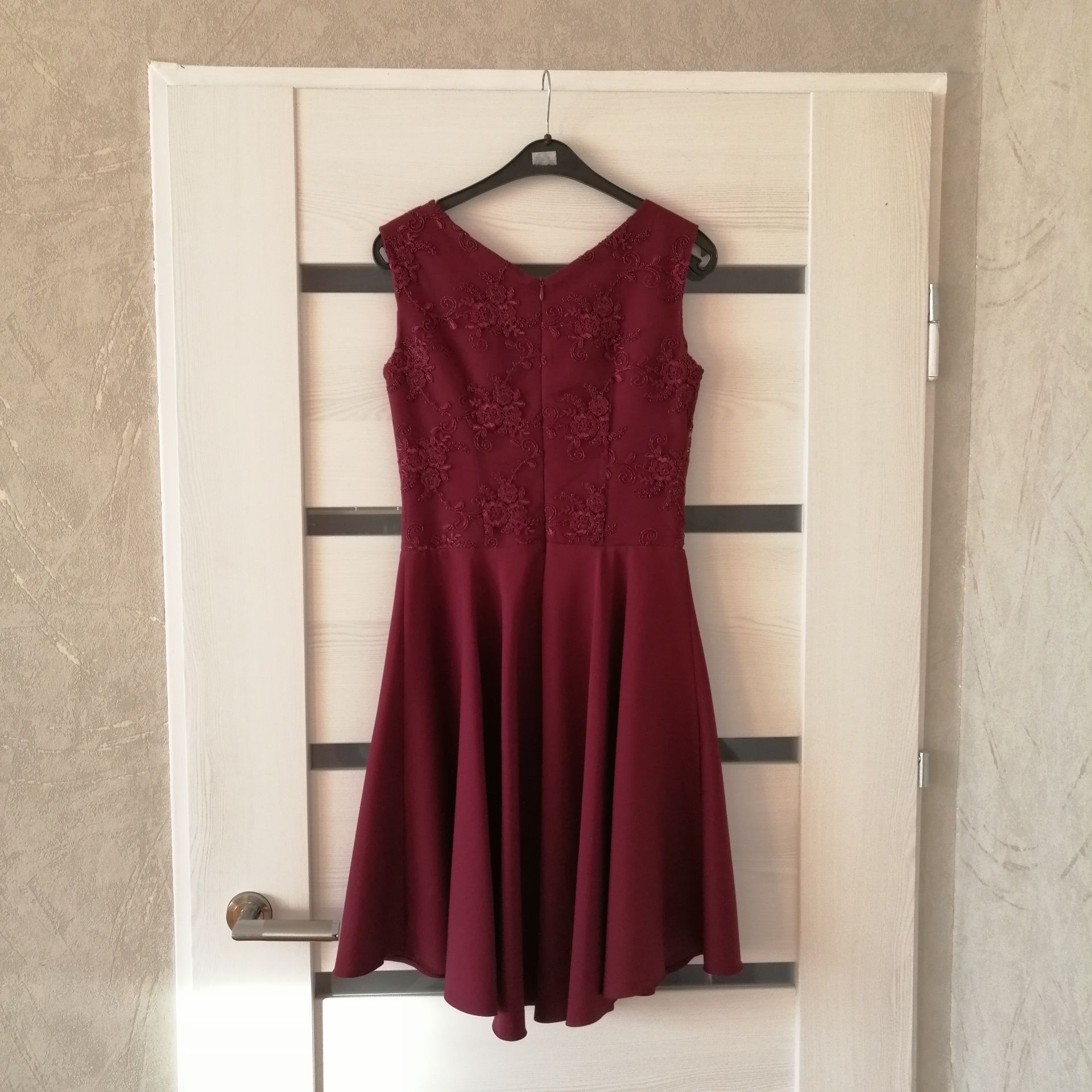 Sukienka koktajlowa ciemne bordo rozkloszowana kwiaty floral wesele