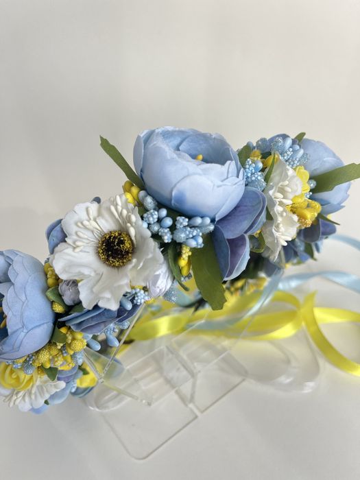 Пишний плетений віночок зі стрічками в патріотичних кольорах