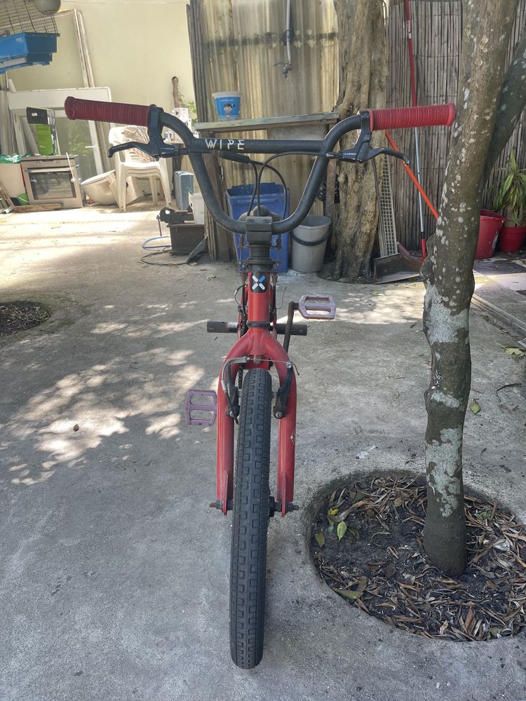 Bicicleta bmx vermelha