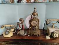 Relógios e telefones antigos