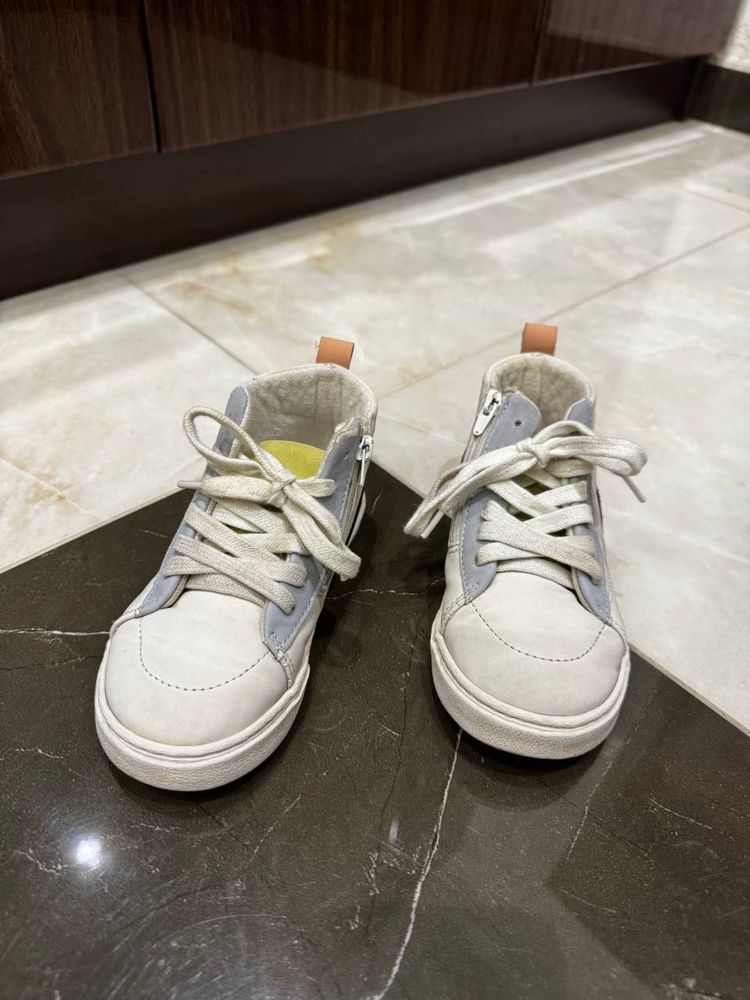 Дитячі черевики ZARA з шнурівками 26 розмір