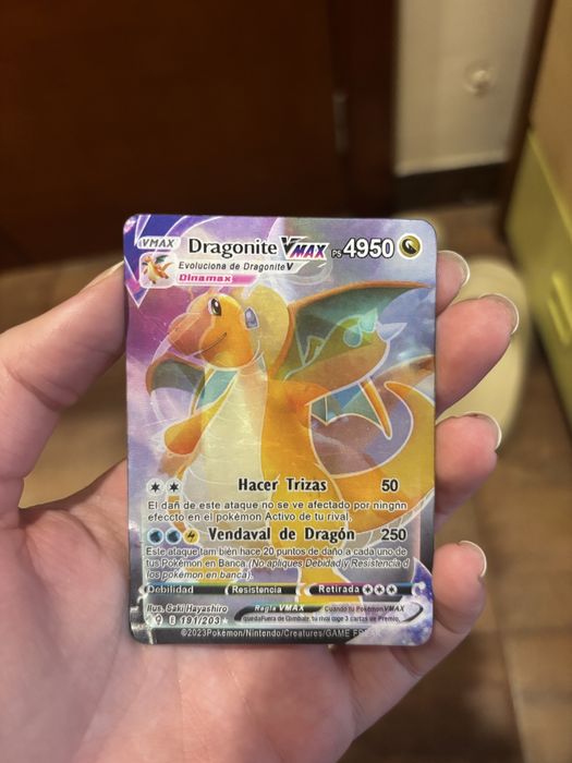Carta pokemon dragonite VMAX