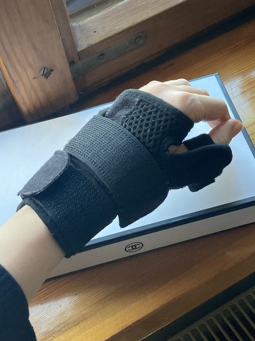 Stabilizator na dłoń orteza prawa lewa czarna regulowana na rzep