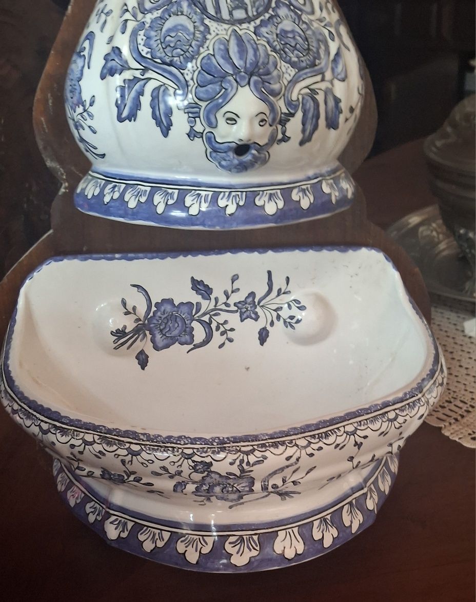 Fonte antiga em faiança portuguesa Berardos