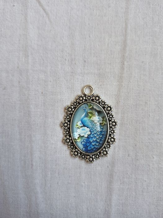 Zawieszka srebrna ze szklanym pawiem, kaboszon, naszyjnik