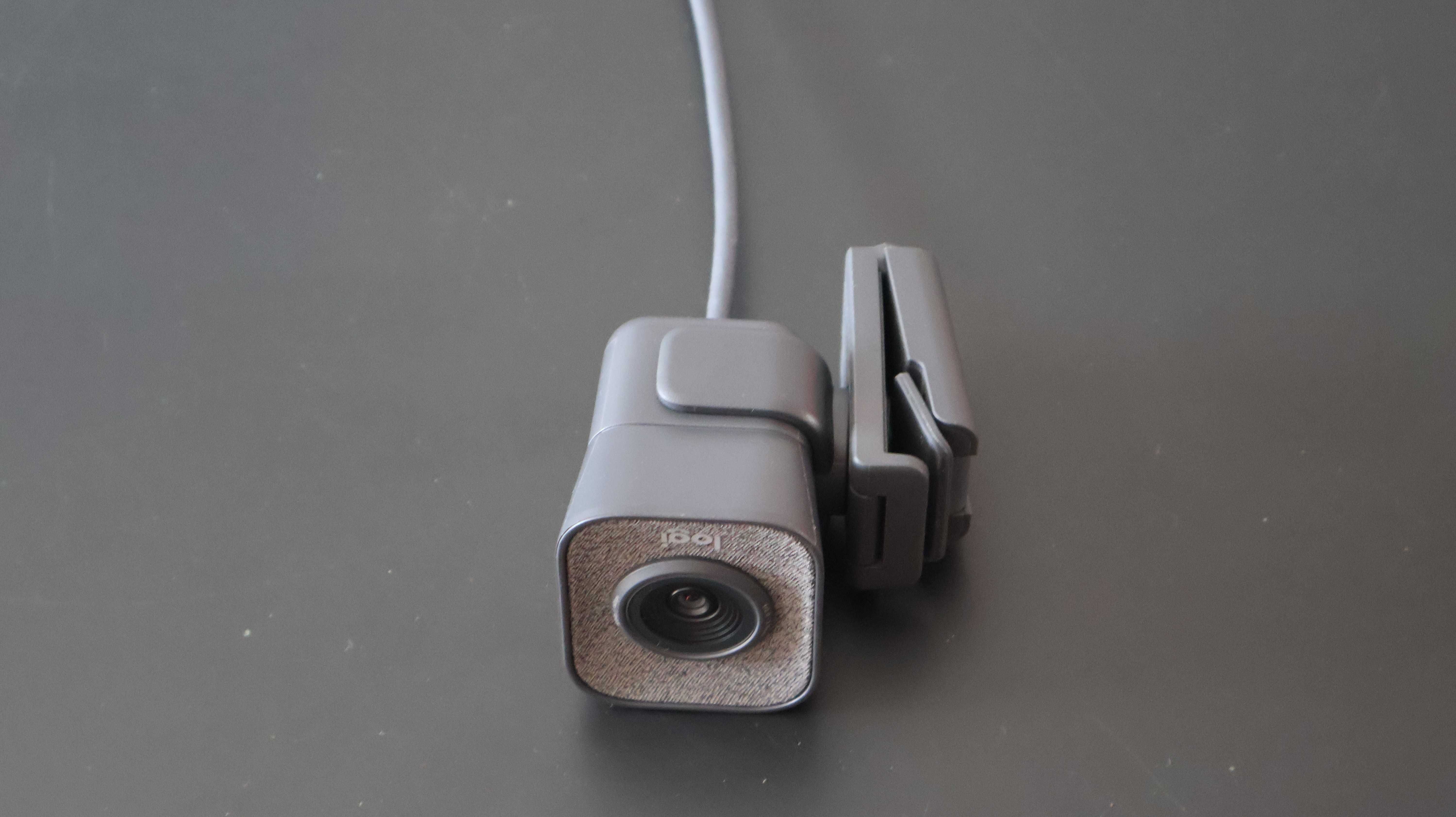 Webcam Logitech Full HD 1080p Preta + Colunas Creative Pebble 2.0