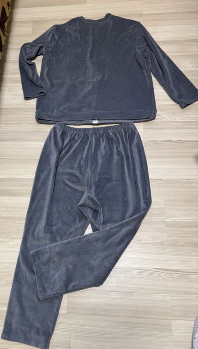 Жіночий костюм велюровий