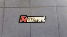 Autocolante placa aluminio Akrapovic
