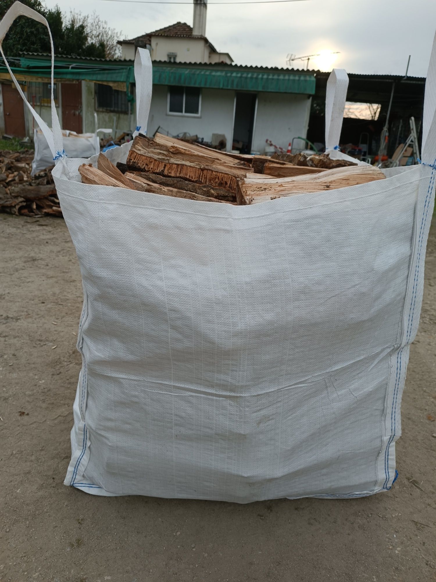 Vende-se lenha em big-bag