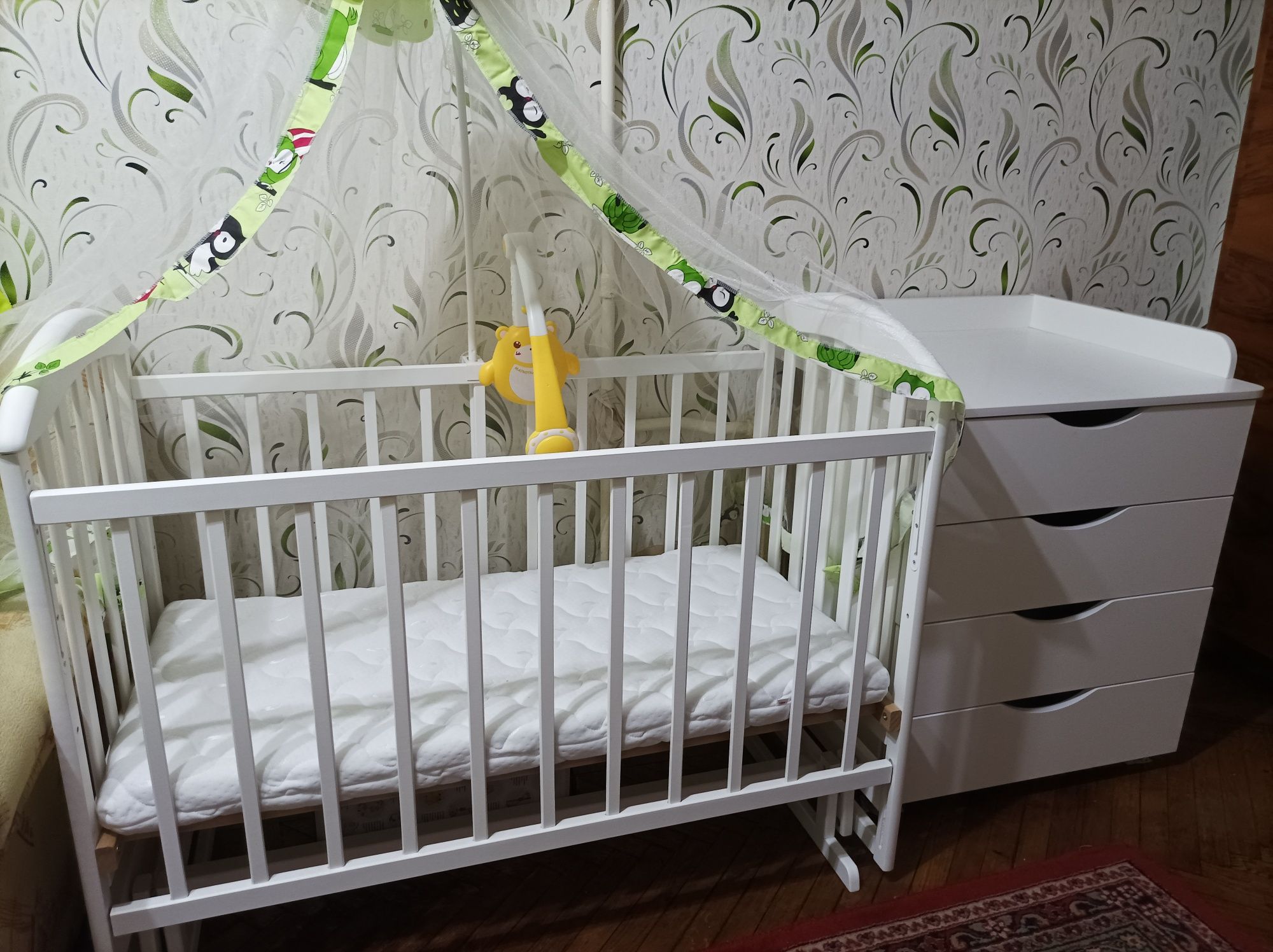 Продам комплект детская кровать и пеленальный столик( тумба)