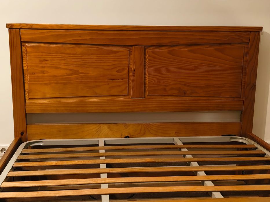 Cama  de casal em madeira com estrado e col