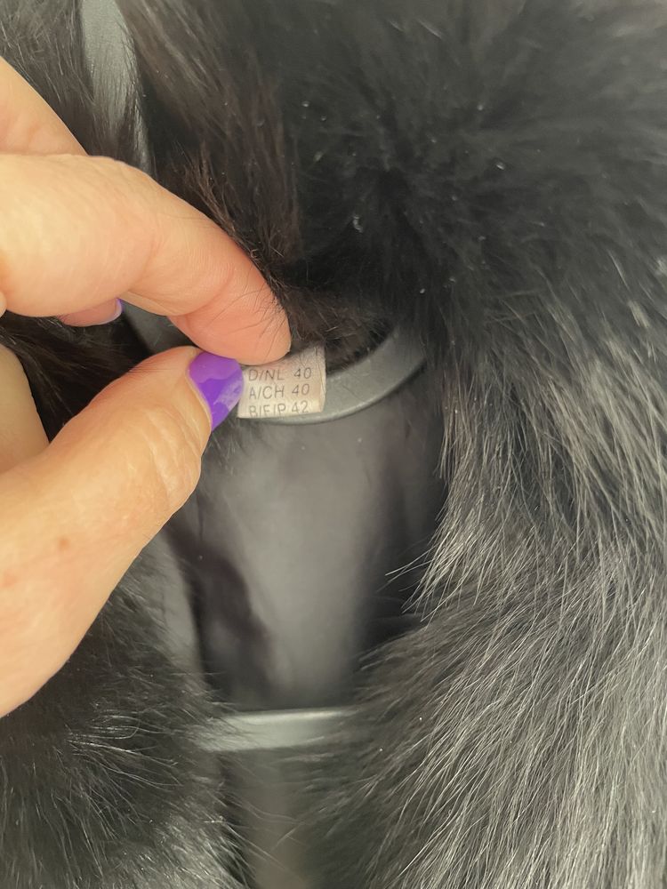 Casaco acolchoado com gola de pêlo