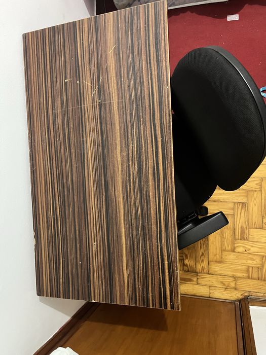 Secretaria com a cadeira, está a venda