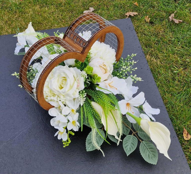 Kompozycja kwiatowa na grób cmentarz stroik serce ikebana Z601