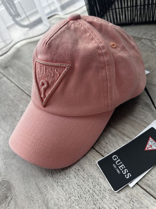 Czapka damska z daszkiem guess rozowa logo