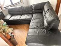 Sofa de couro com arrumo e cama