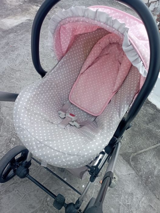 Carrinho de bebe e ovo