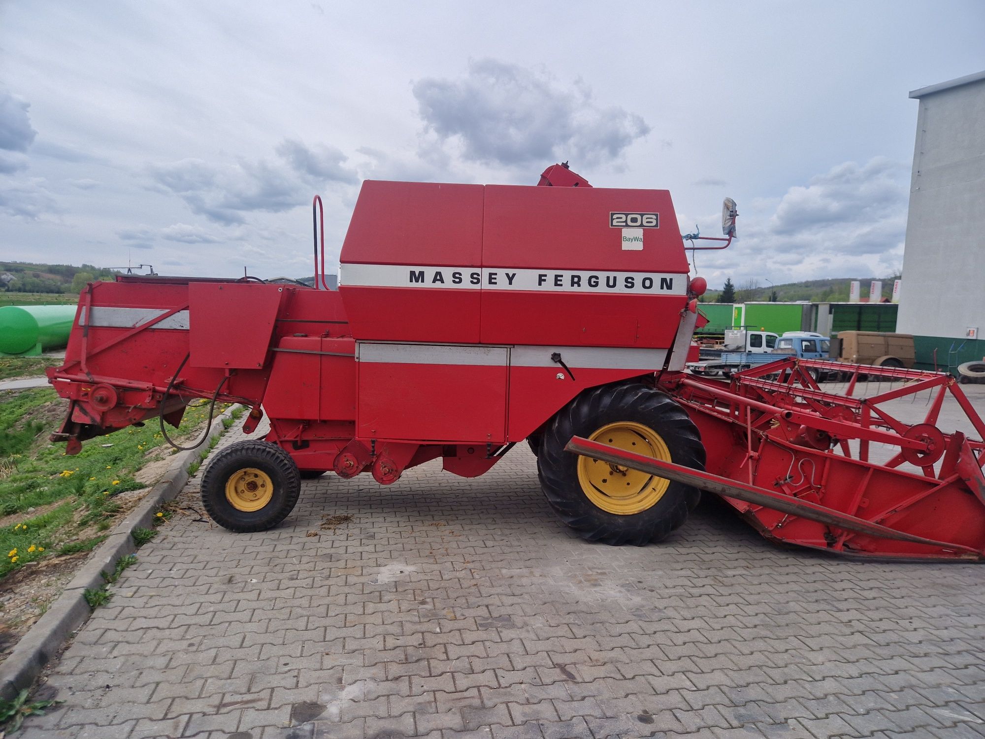 Kombajn zbożowy Massey Ferguson 206 z Niemiec Jd 1065