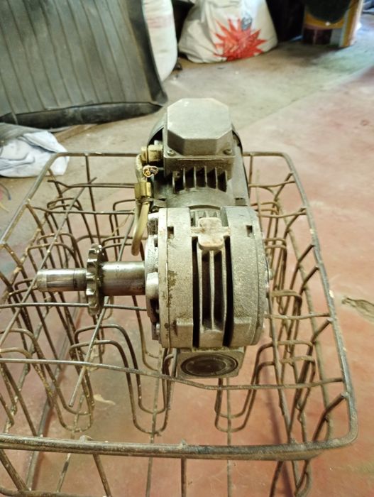 Електродвигун з редуктором