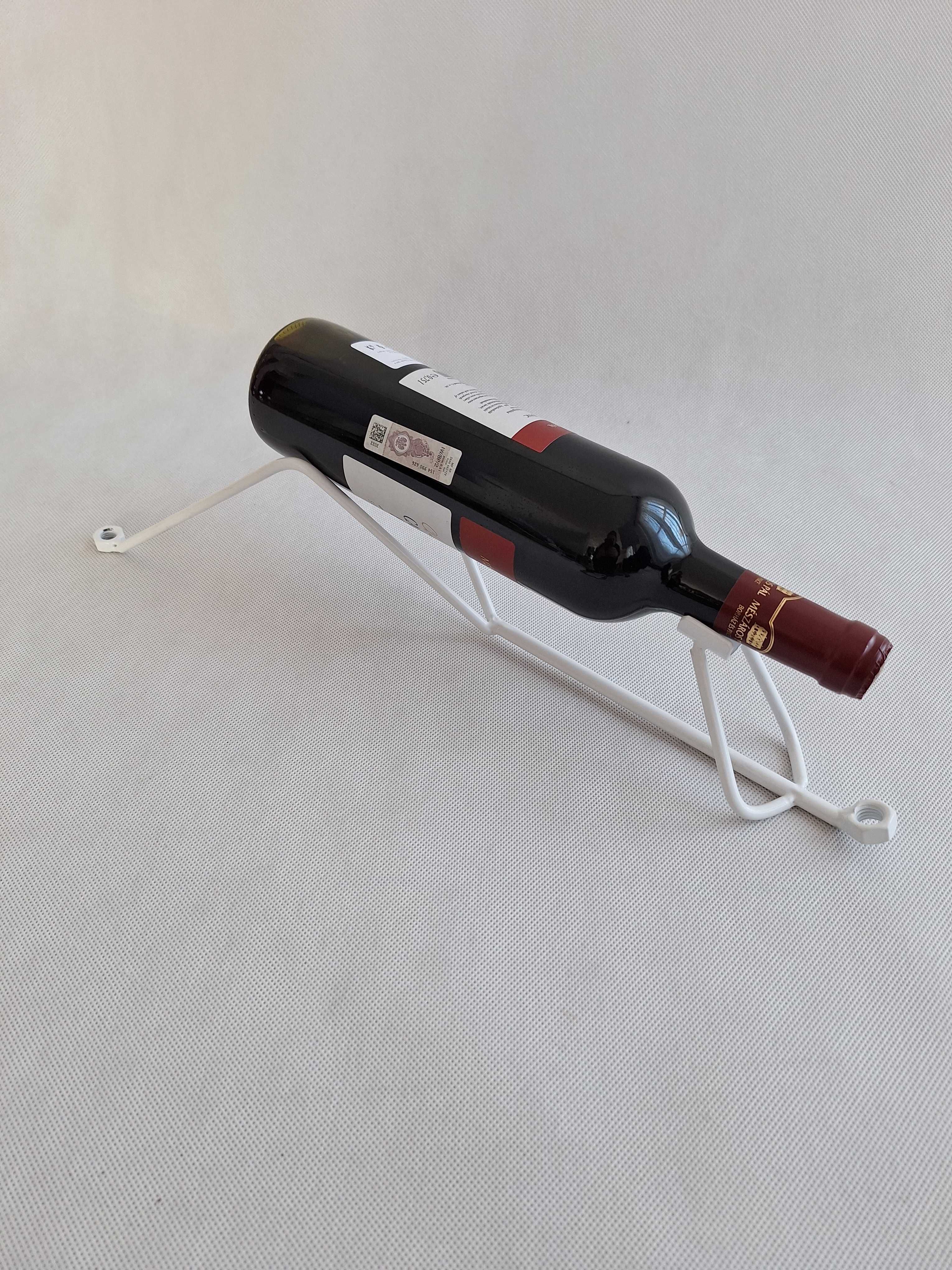 Minimalistyczny metalowy stojak na wino
