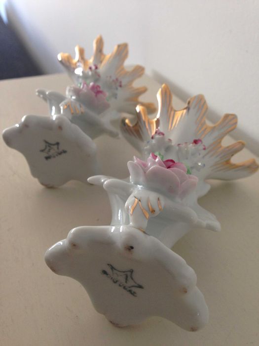 Par de jarras e par de castiçais, em porcelana floral, década 1960.