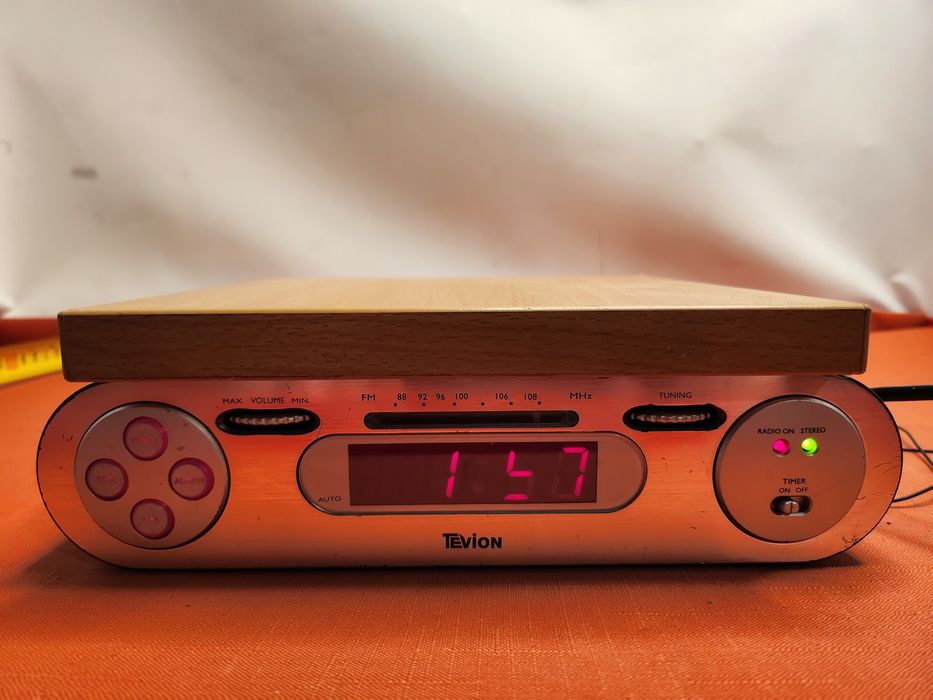 radiobudzik marki Tevion.